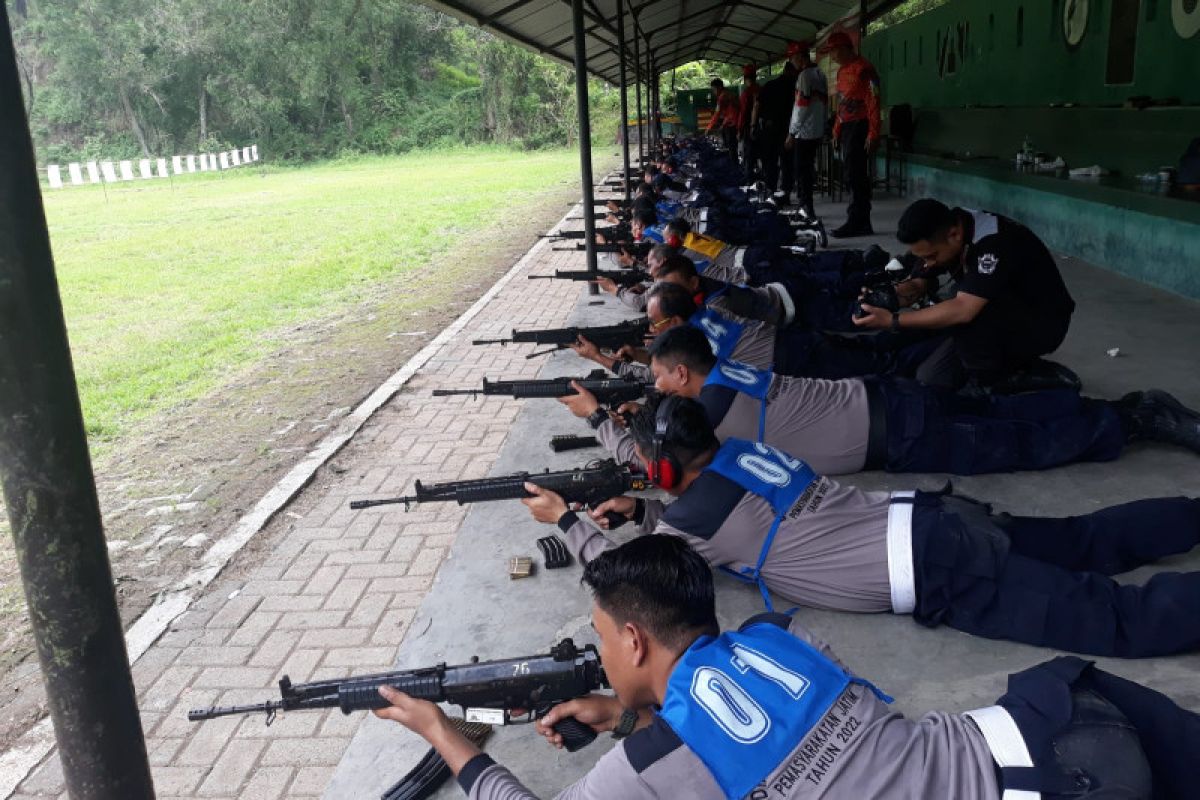 Kanwilkumham Jatim bekali petugas lapas kemampuan menembak