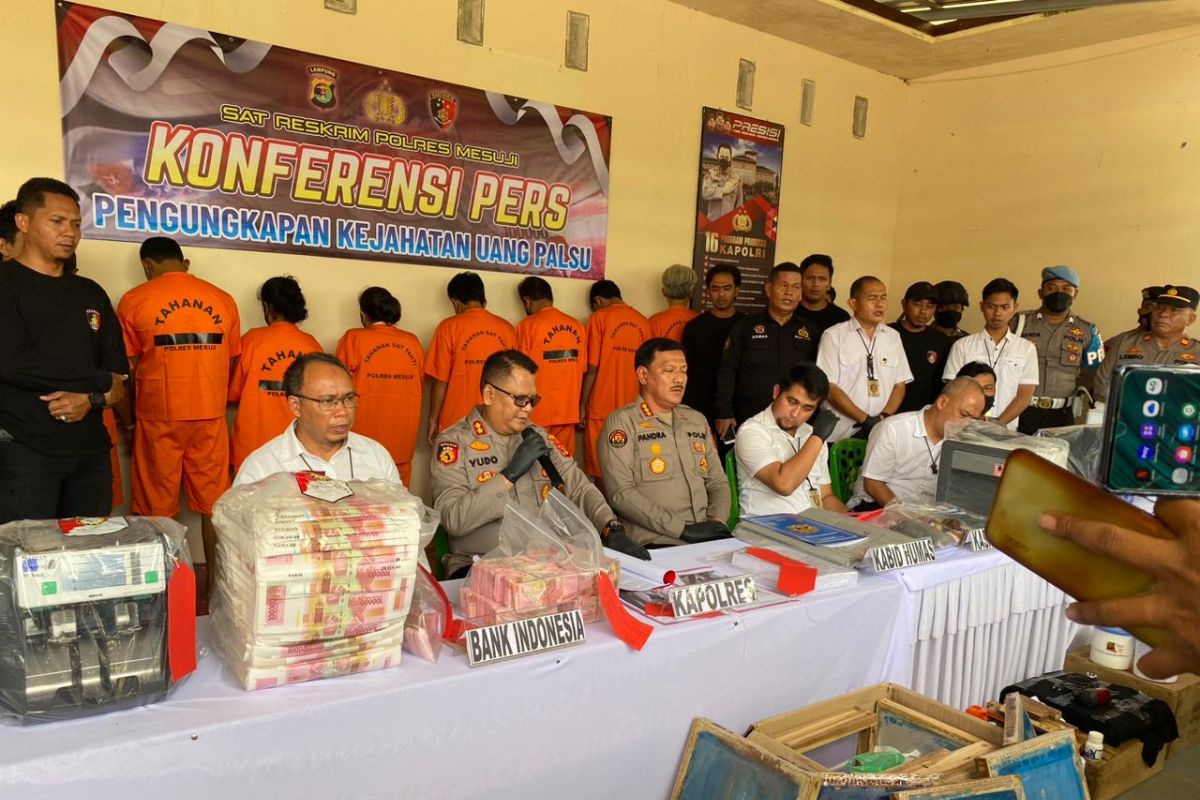 Polisi tangkap delapan tersangka pembuat dan pengedar uang palsu di Lampung