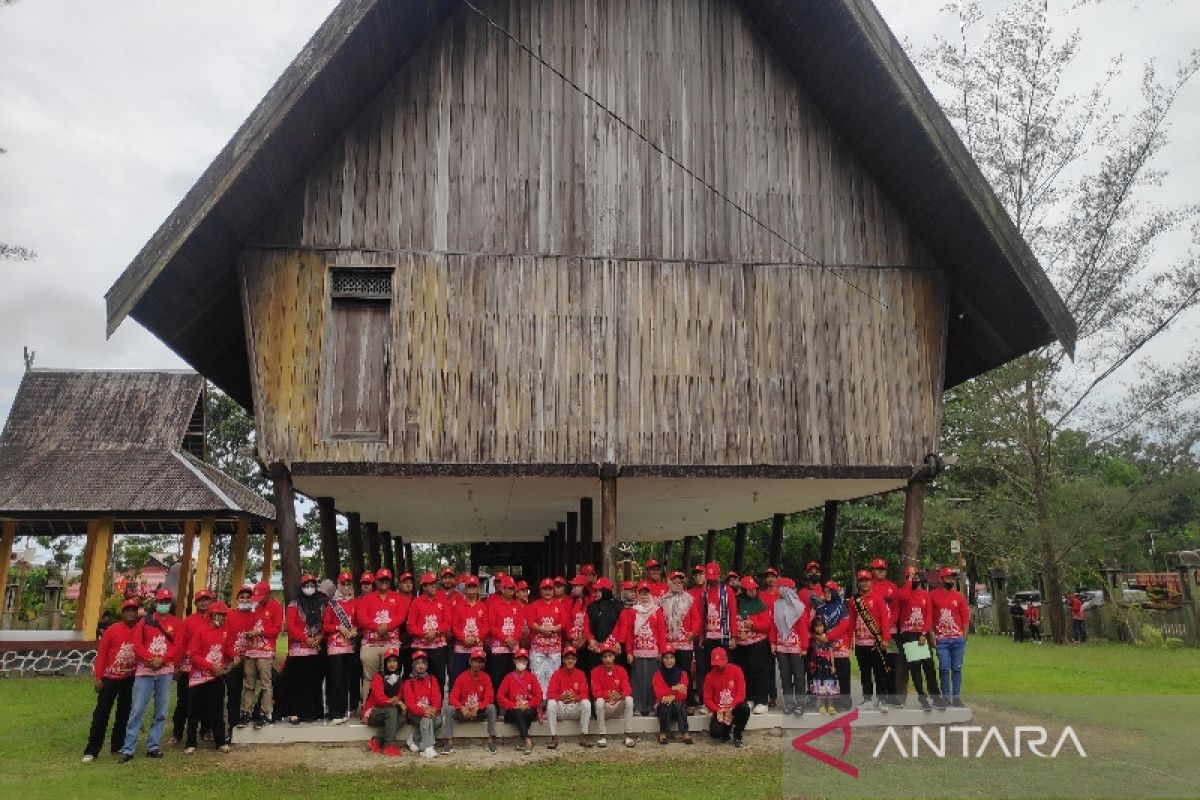 Aksi Sapta Pesona Kalteng bersihkan desa wisata Pasir Panjang Kobar