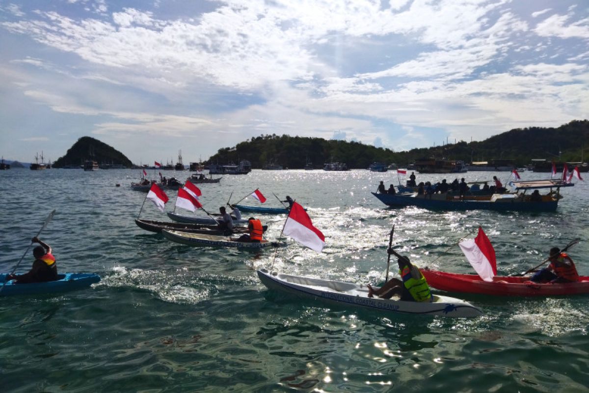 Warga Labuan Bajo ikut lomba dayung dari IFG