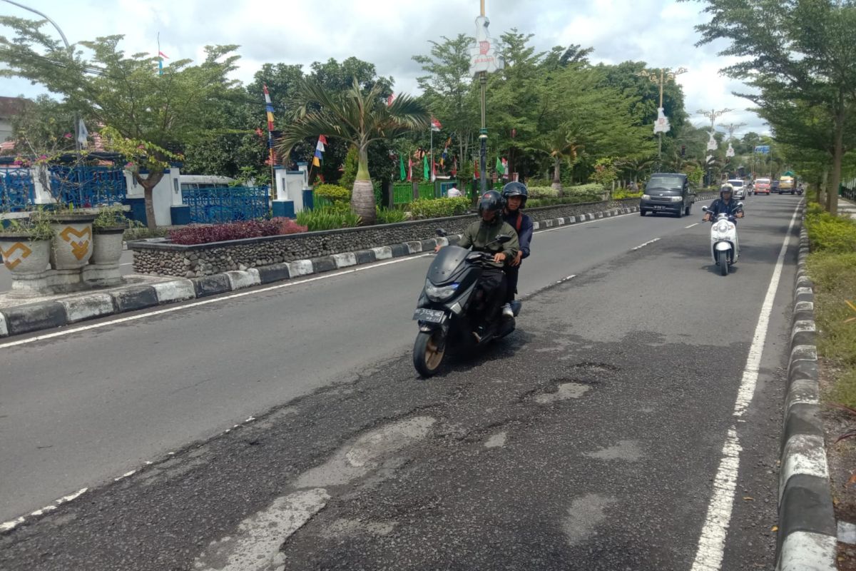 Waspada, puluhan lubang di jalan Jalur Dua Kota Praya