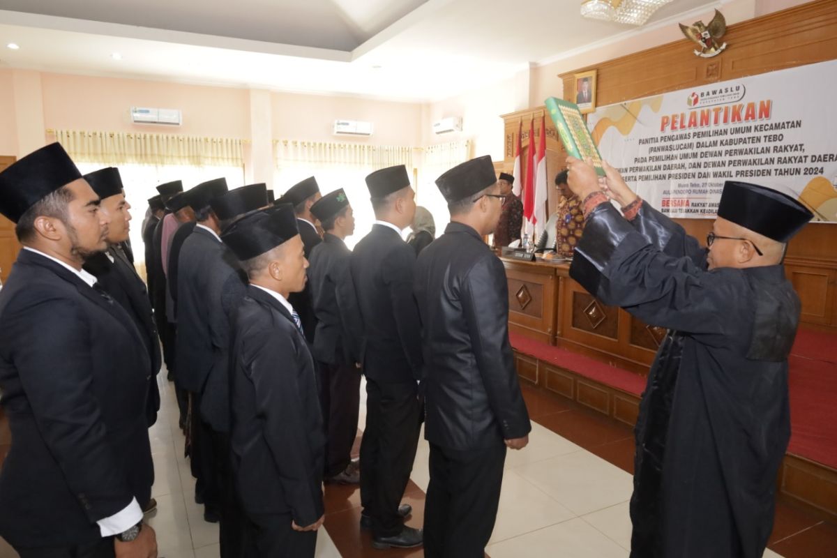 423 anggota Panwaslu Kecamatan di Provinsi Jambi dilantik serentak