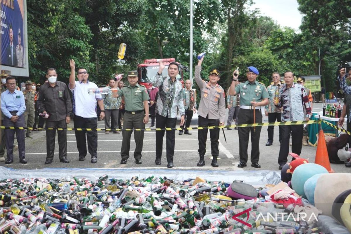 Pemkot Samarinda musnahkan 2.113 botol Miras dan kostum badut