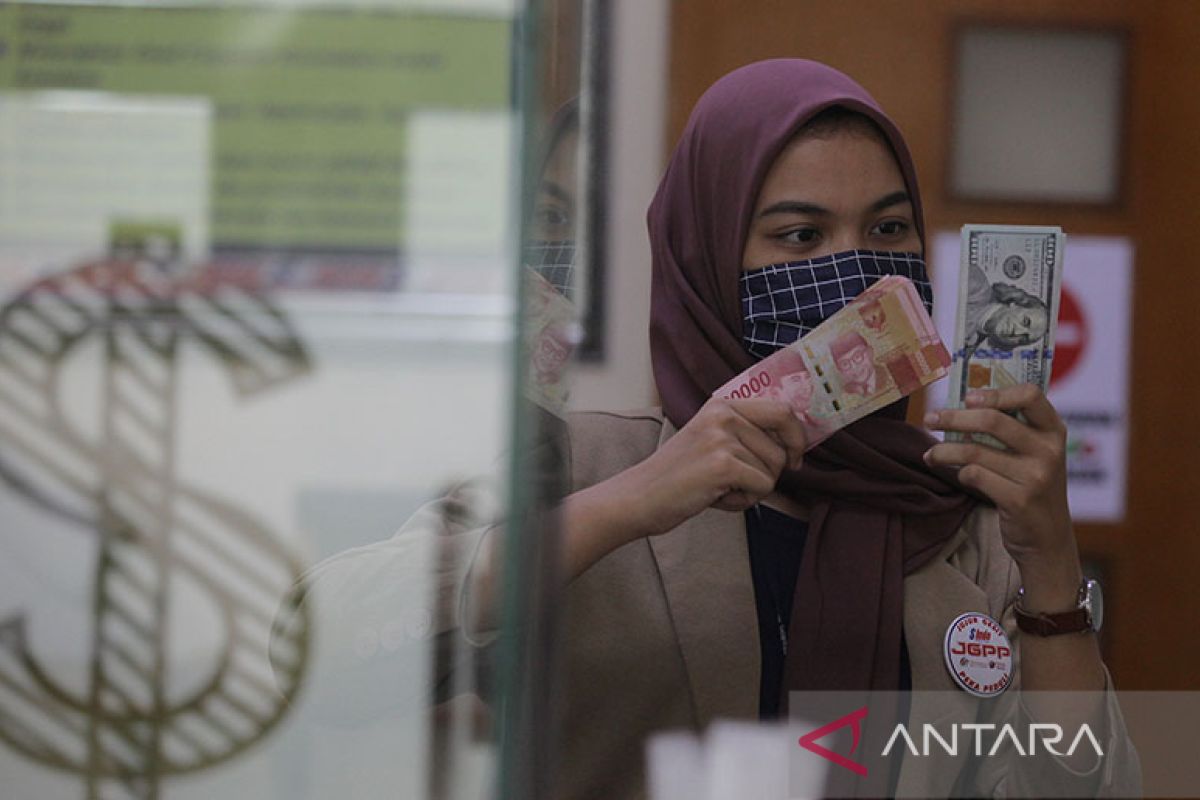 Kamis pagi ini rupiah turun jadi  Rp15.335 per dolar AS