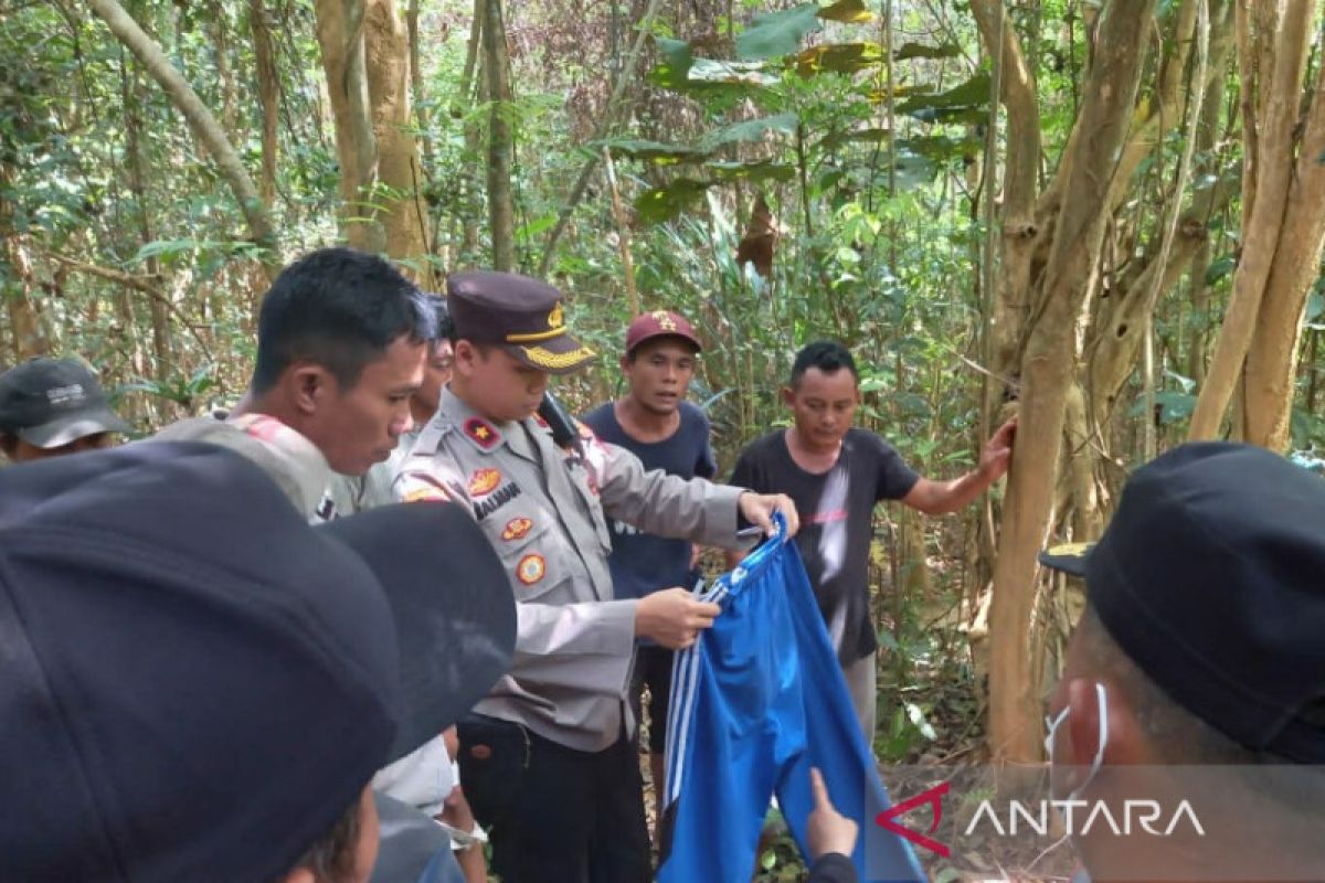 Polisi evakuasi kerangka manusia temuan warga