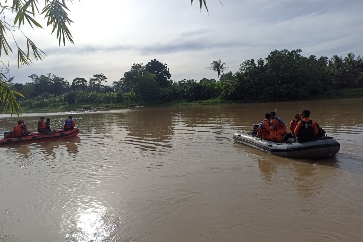 Tim SAR gabungan sisir  Sungai Ciujung cari warga yang hanyut