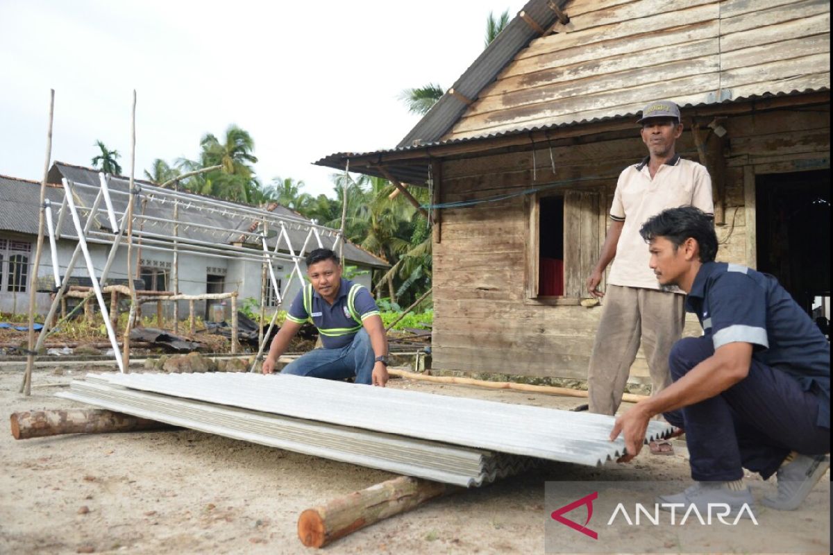 PT Timah serahkan bantuan bahan material untuk korban bencana puting beliung di desa Penagan