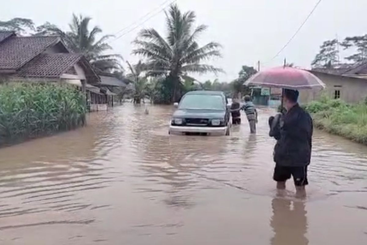 BPBD Lampung Selatan sebut air banjir di Candipuro mulai naik lagi