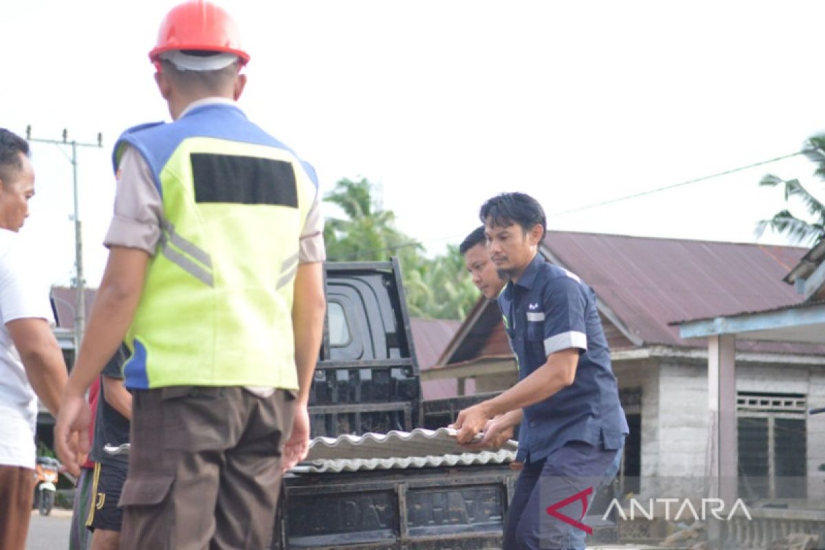 PT Timah membantu warga korban puting beliung Desa Penangan
