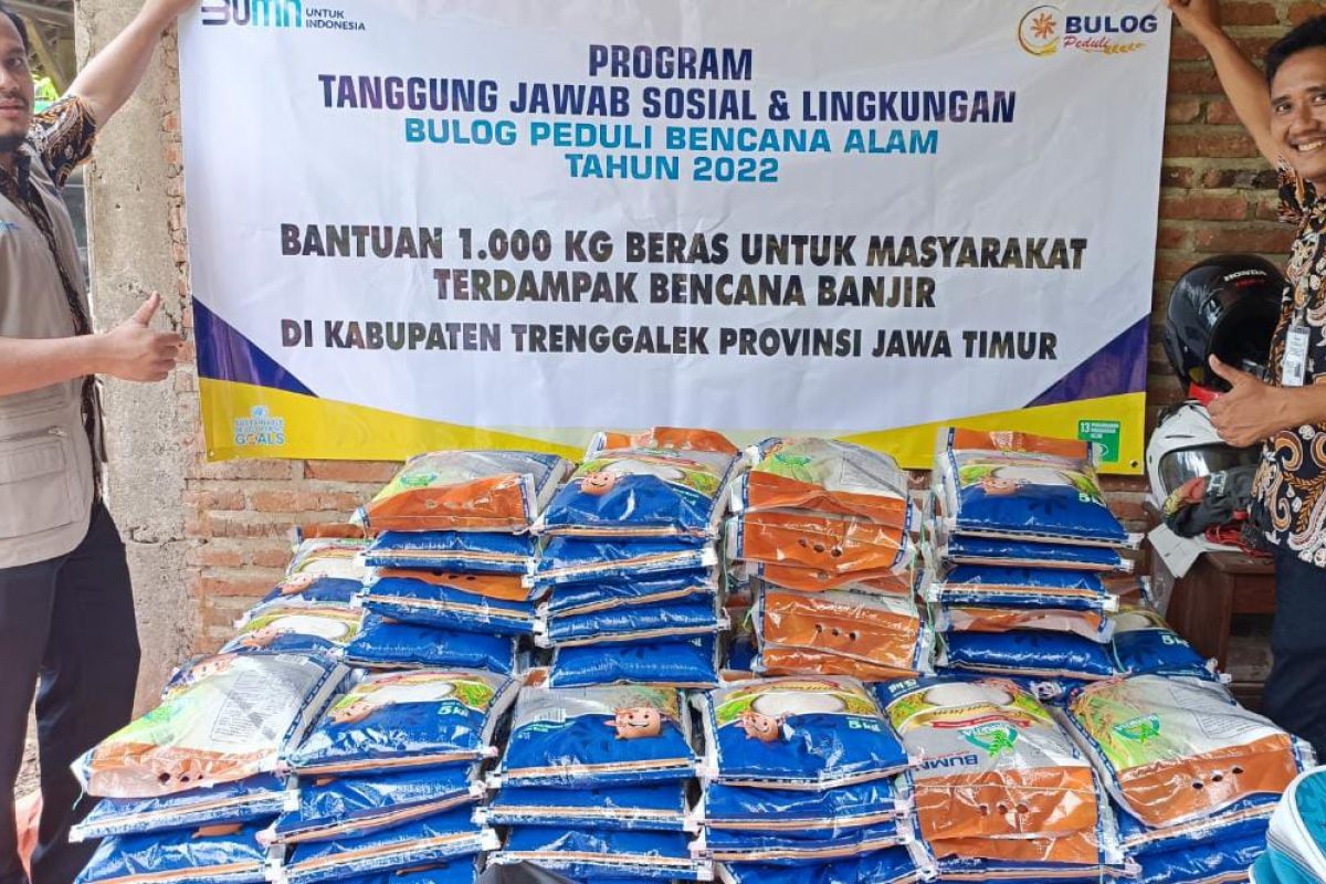 Bulog salurkan beras untuk korban banjir Trenggalek dan Blitar