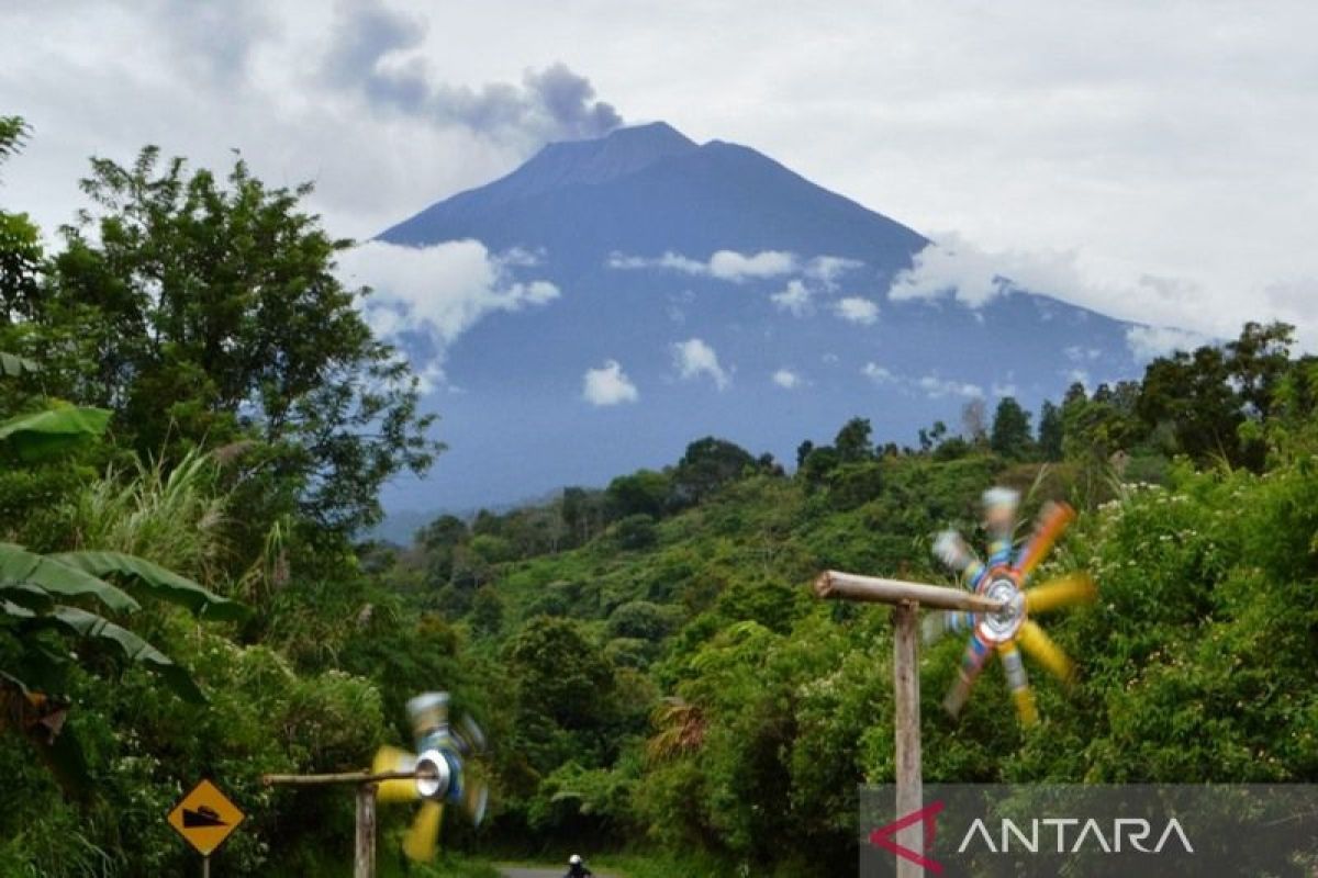 Aktivitas vulkanik naik, rencana survei jalur pendakian Gunung Kerinci mundur