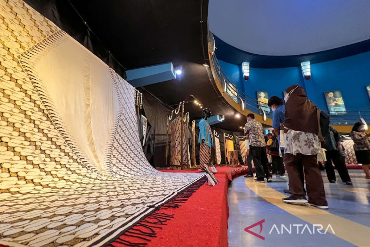Keraton Yogyakarta edukasi warga melalui pameran batik