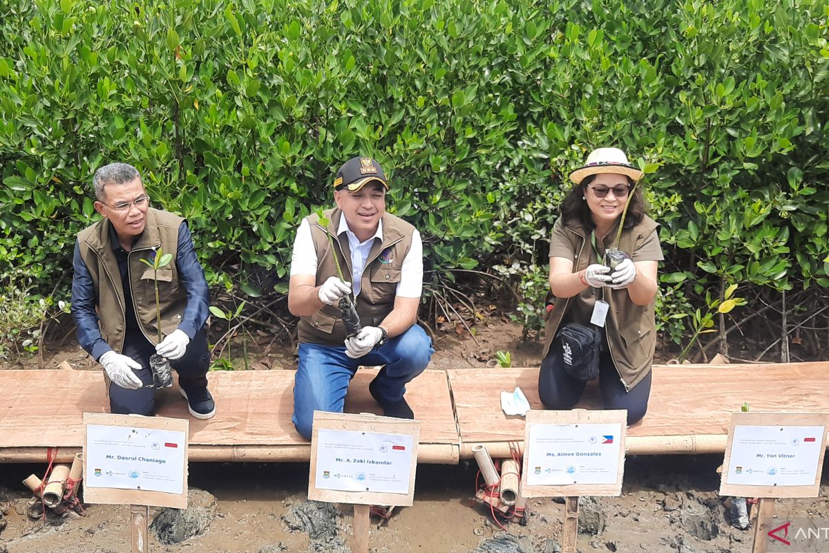 Delegasi PNLG menanam bibit mangrove di Mauk Tangerang