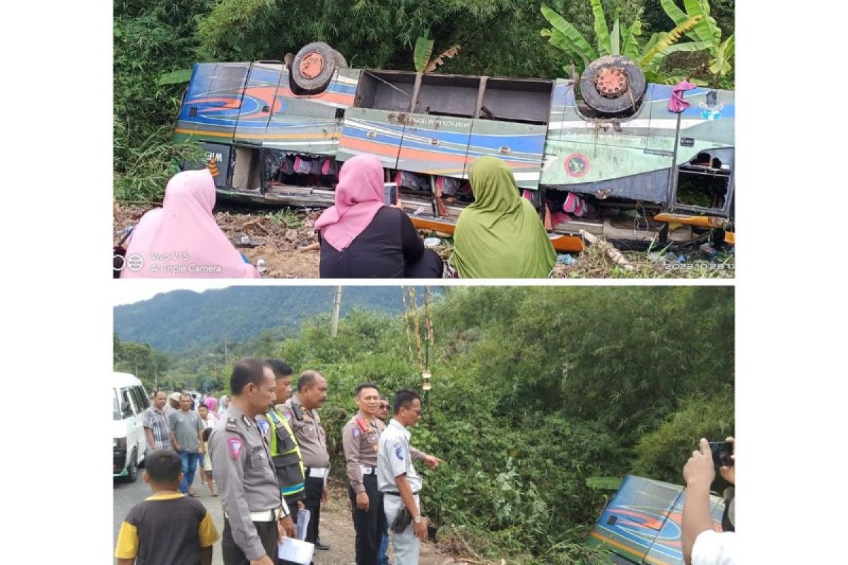 Bus carrying 23 passengers overturns in N Sumatra's South Tapanuli