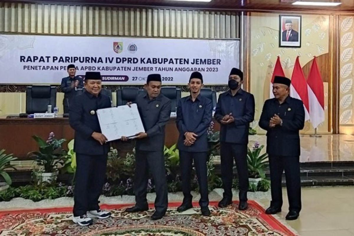 Bupati-DPRD Jember sahkan APBD 2023 dengan defisit Rp284 miliar