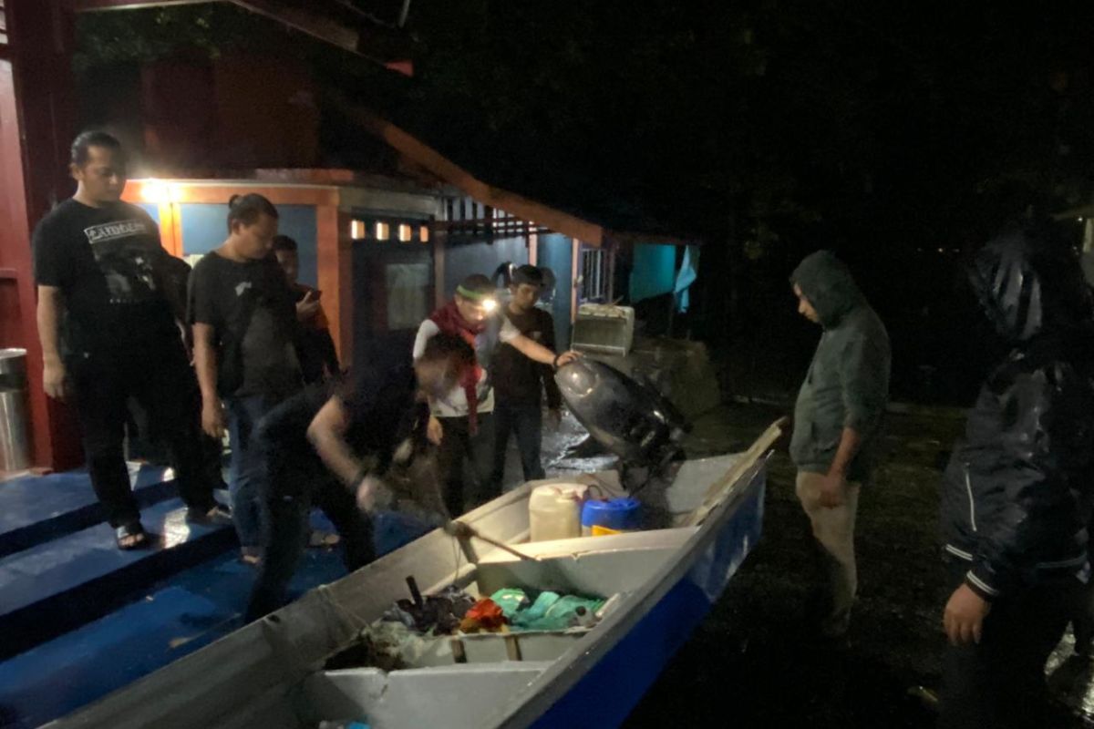 Polisi mencari pengemudi kapal pembawa bawa 32 kg sabu yang terjun ke laut