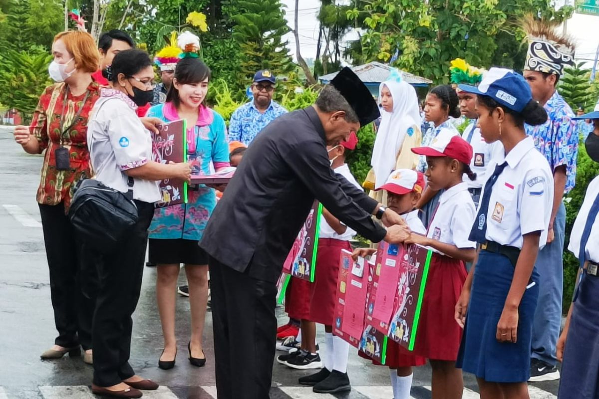 Pemkab Biak Numfor salurkan beasiswa pendidikan pada Hari Sumpah Pemuda