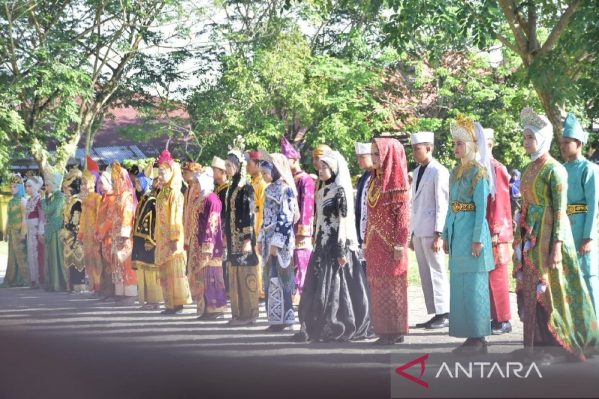 34 pasang pakaian adat se-Indonesia tampil pada upacara Sumpah Pemuda di Kampar