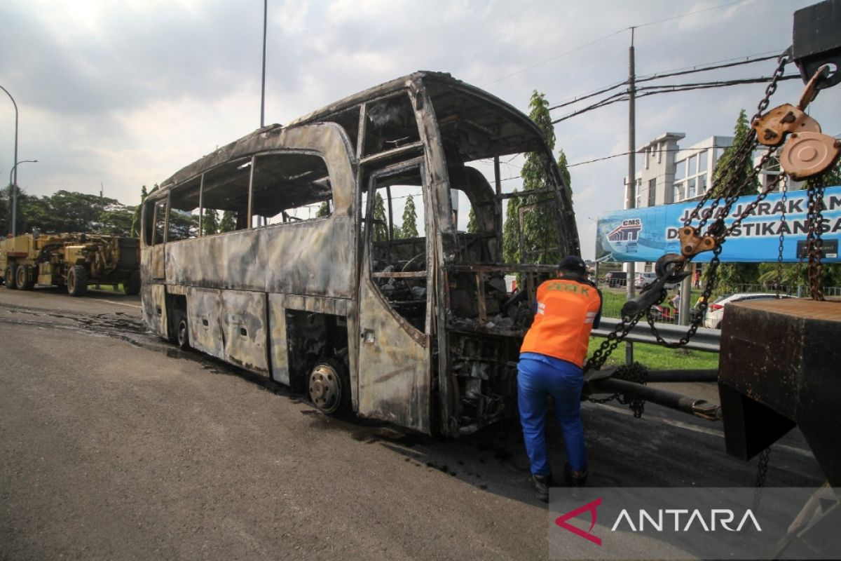 Sebuah bus terbakar di Gate Tol Menanggal