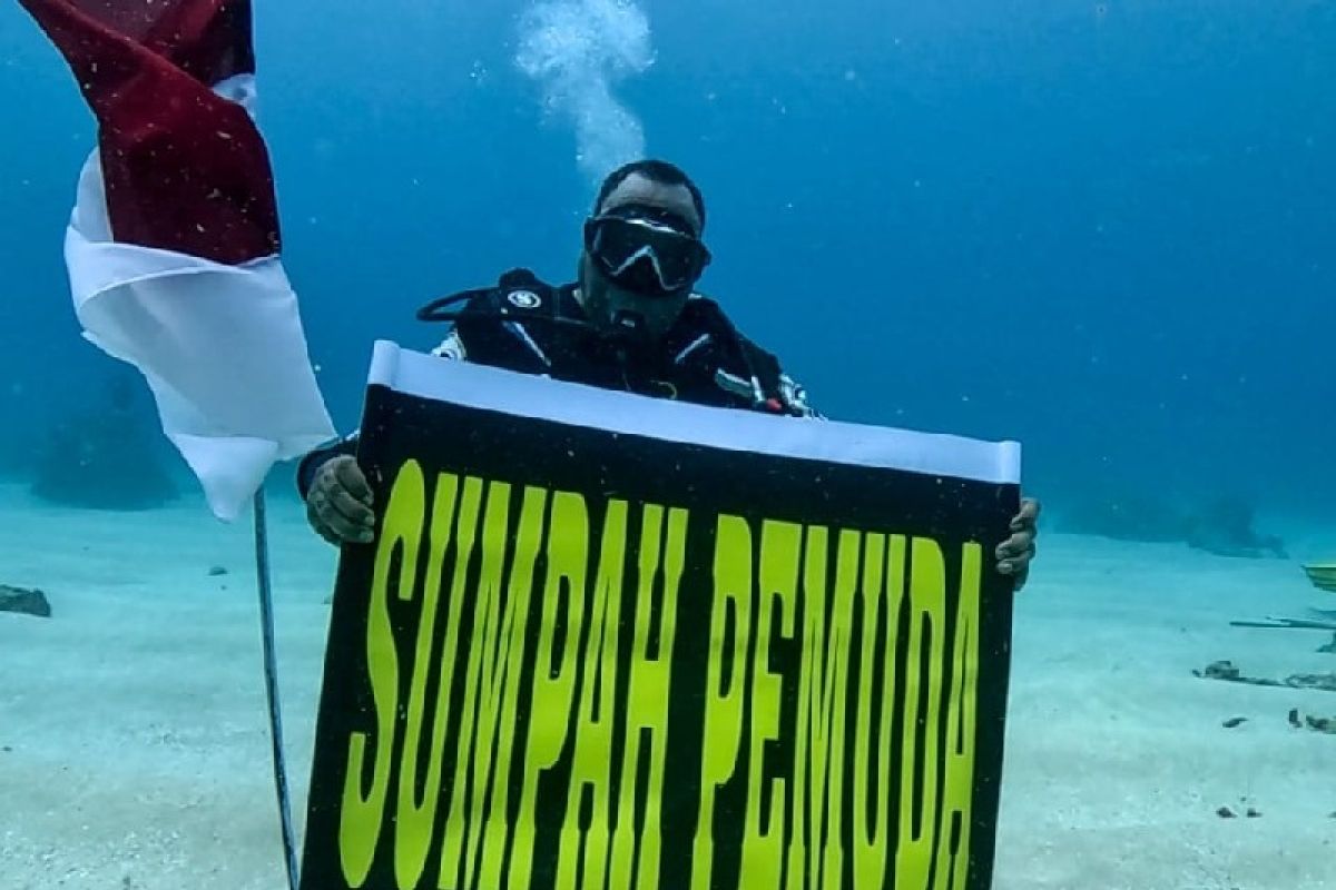 Wamendagri pimpin penyelam peringati Hari Sumpah Pemuda di bawah laut