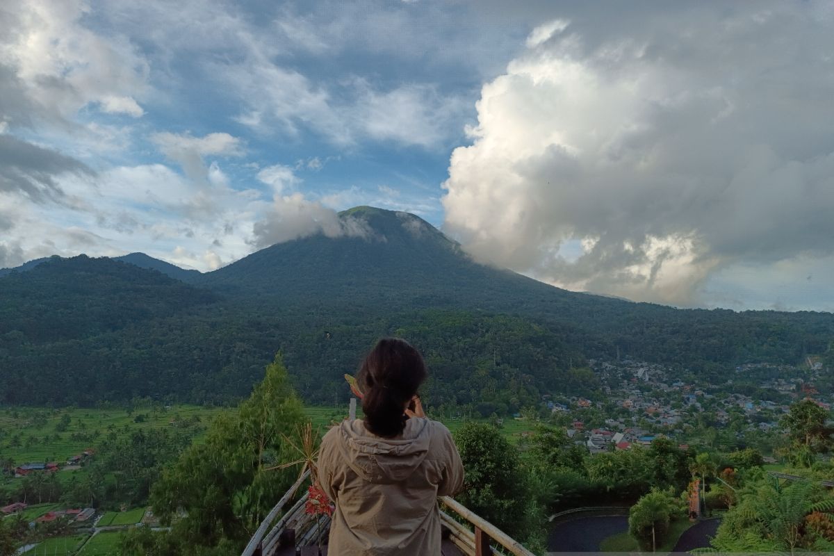 Gunung Lokon di Kota Tomohon aman untuk wisatawan meski berstatus Waspada