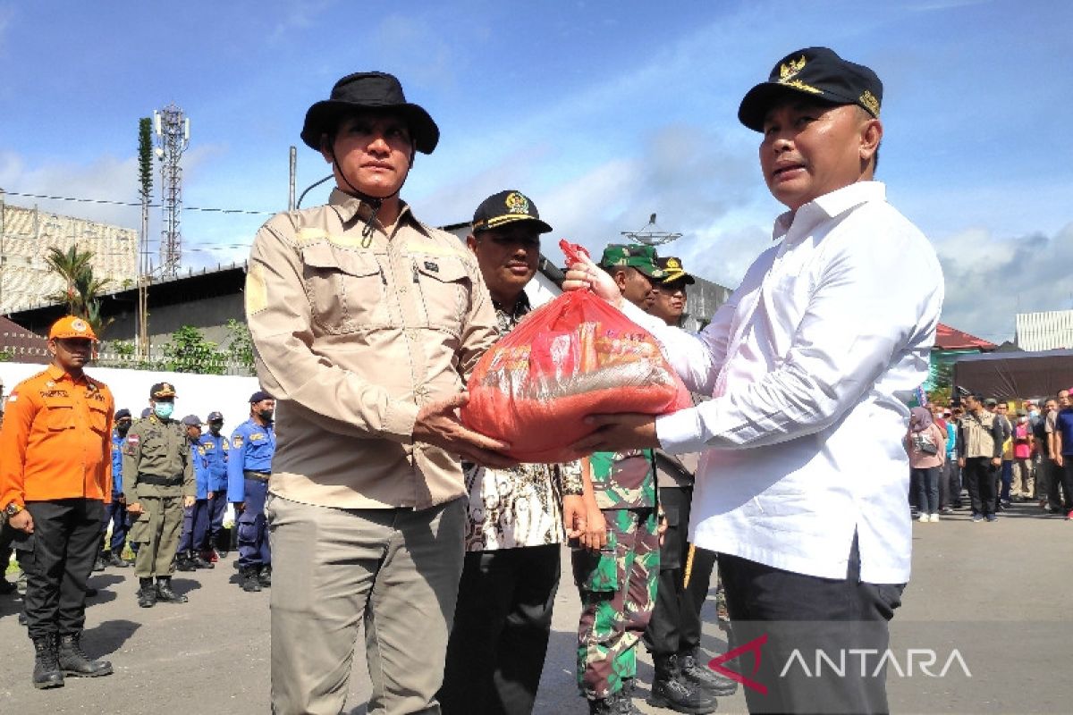 Gubernur Kalteng serahkan 10.000 paket sembako untuk korban banjir di Kobar