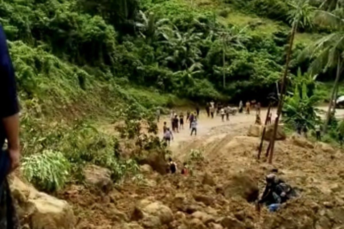 Longsor kembali tutup trans Sulawesi di Majene