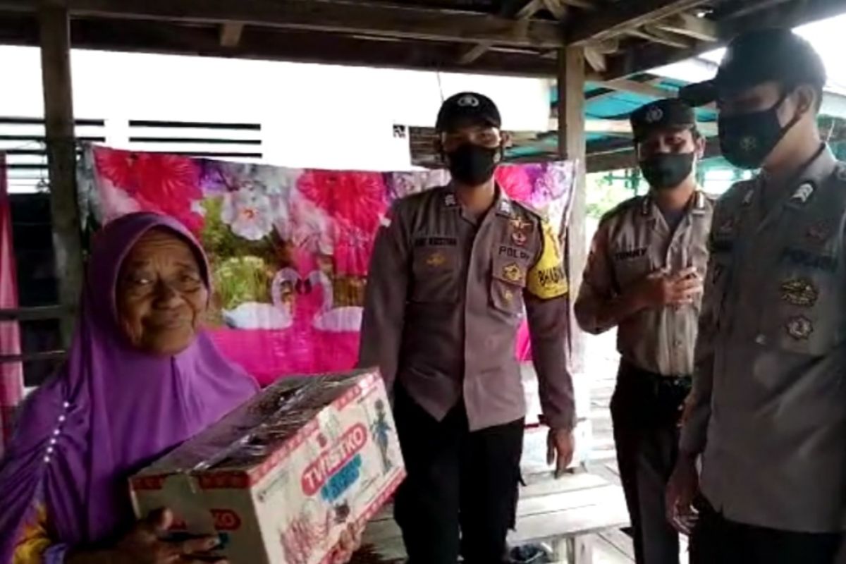 Polres Kapuas Hulu salurkan bansos untuk warga Medang Permai