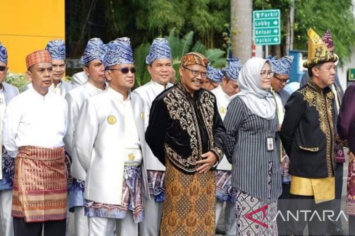 Pejabat Pemkot Banjarmasin tampil berpakaian adat di Hari Sumpah Pemuda