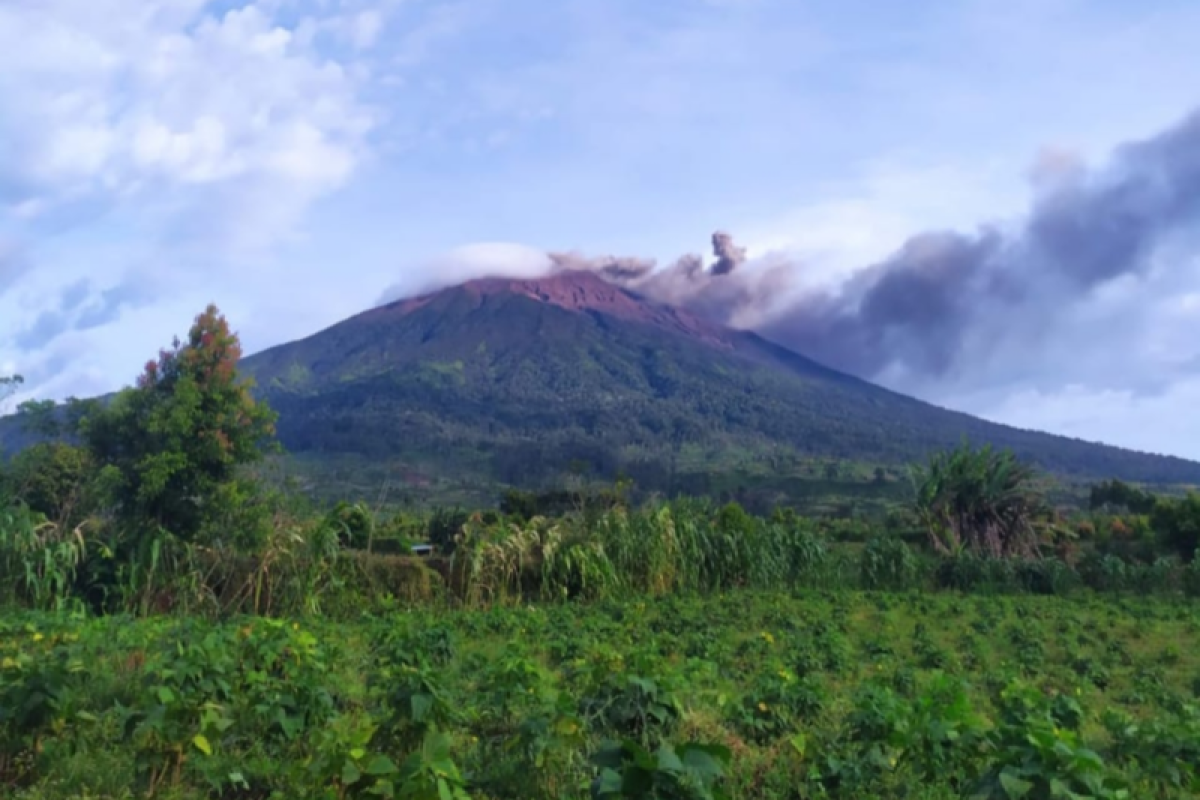 Gunung Kerinci erupsi lontarkan abu setinggi 200 meter