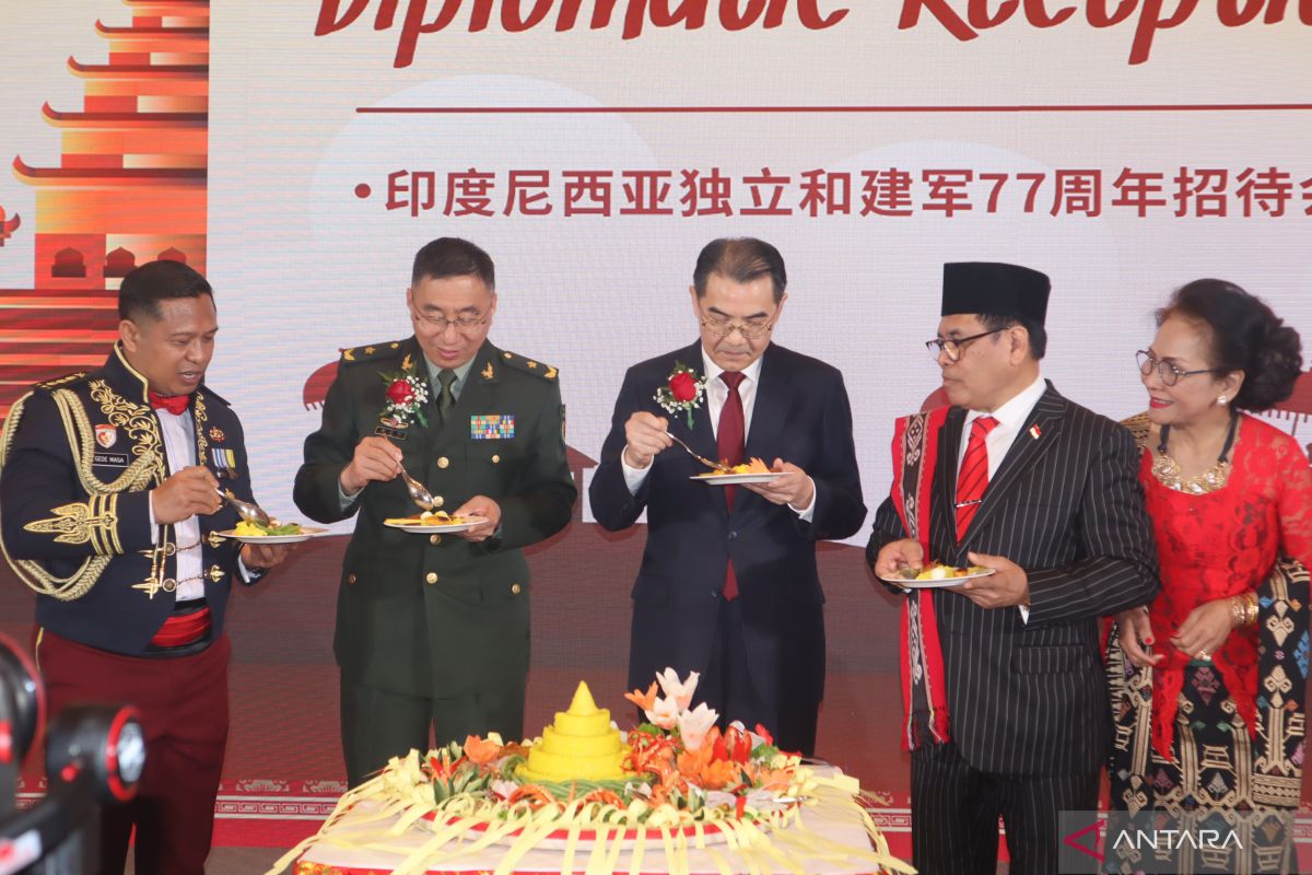 Dubes hadiahi tumpeng untuk Asisten Menlu China di Resepsi Diplomatik