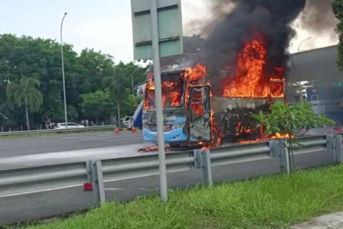 Bus mini terbakar di Gate Tol Menanggal Surabaya