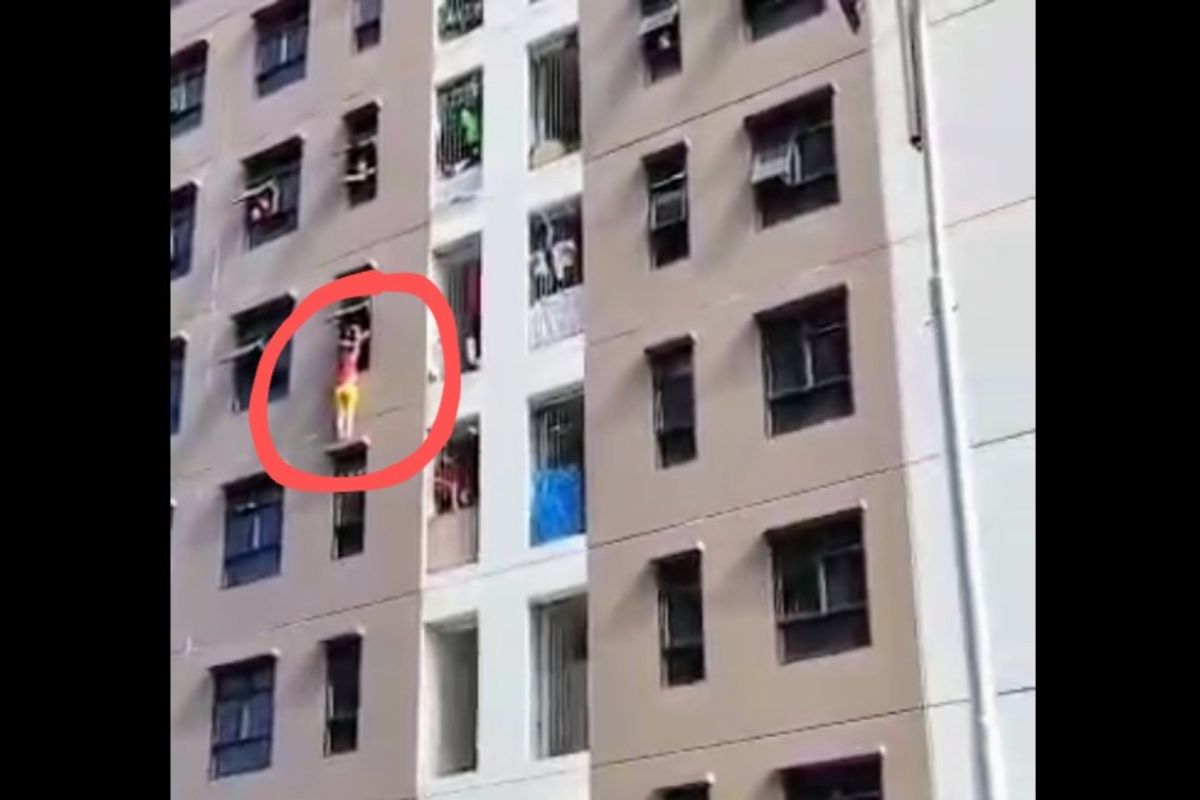 Aksi nekat Ibu rumah tangga ini panjat jendela Rumah Susun mengerikan