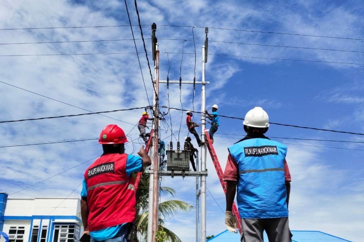 PLN UP3 Manokwari bangun PLTS untuk 9 kampung pada 2022