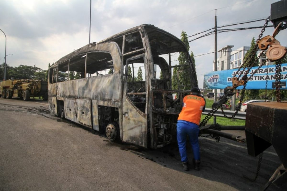 Sebuah bus terbakar di Gate Tol Menanggal Surabaya