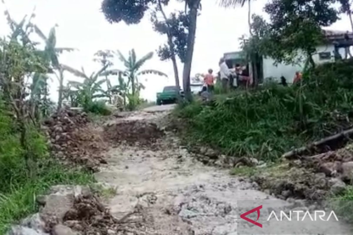 BPBD Cianjur relokasi tujuh keluarga korban pergerakan tanah