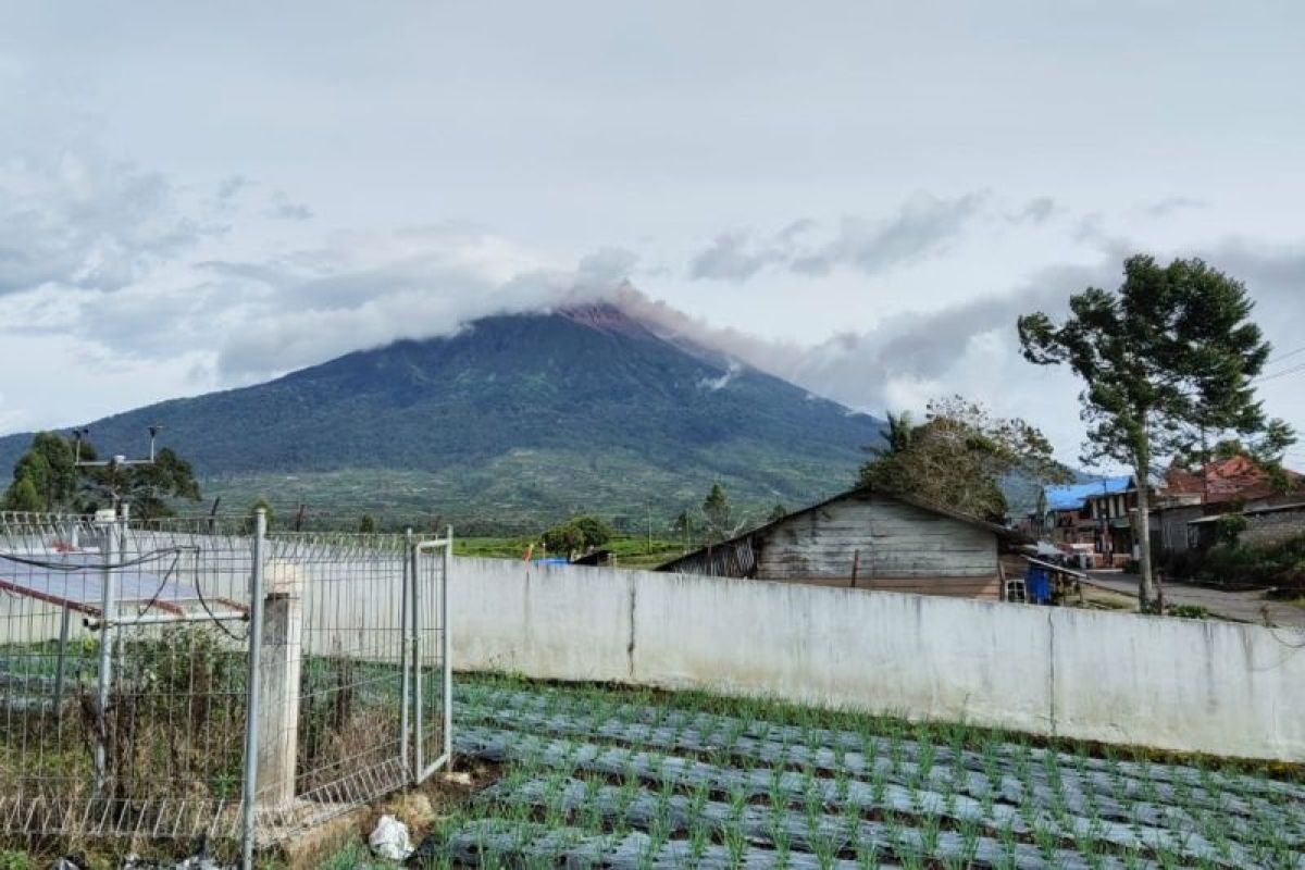 Warga Kayu Aro diminta pakai masker antisipasi abu Gunung Kerinci