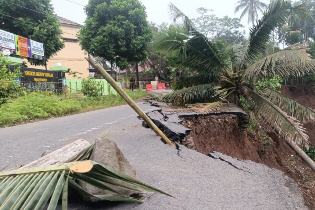 BPBD Tasikmalaya usulkan perbaikan jalan yang tergerus longsor