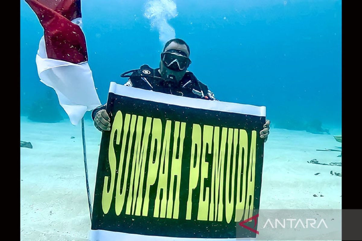 Wamendagri pimpin penyelam peringati Sumpah Pemuda di bawah laut