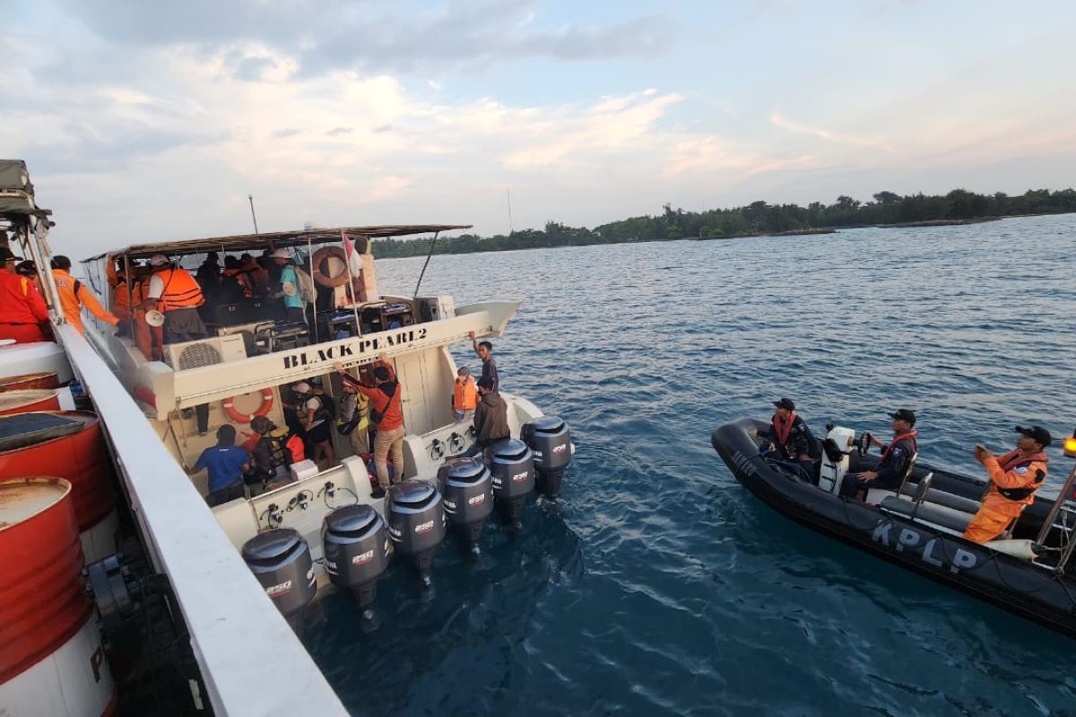 KPLP evakuasi penumpang-awak Kapal Black Pearl yang alami rusak kemudi