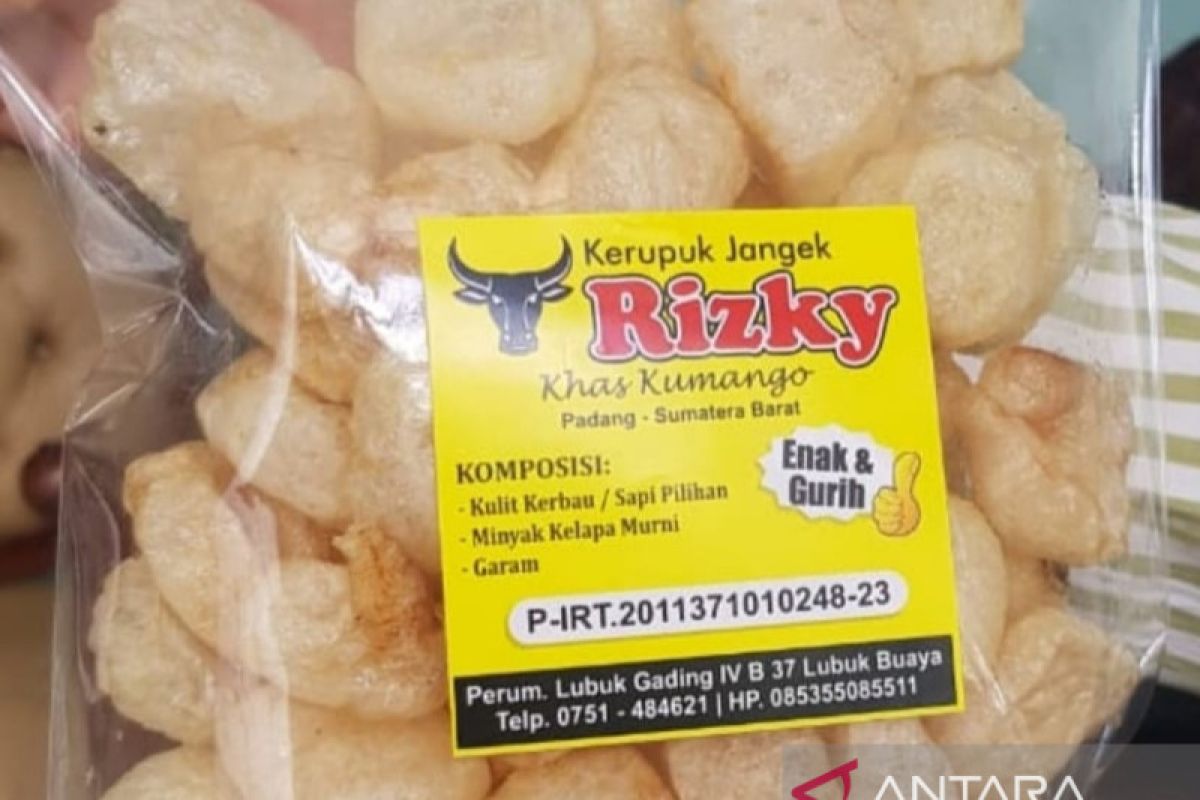Tim Pengabdian Masyarakat Unand Komitmen Tingkatkan Pemasaran UMKM Kerupuk Kulit "Rizky" di Padang
