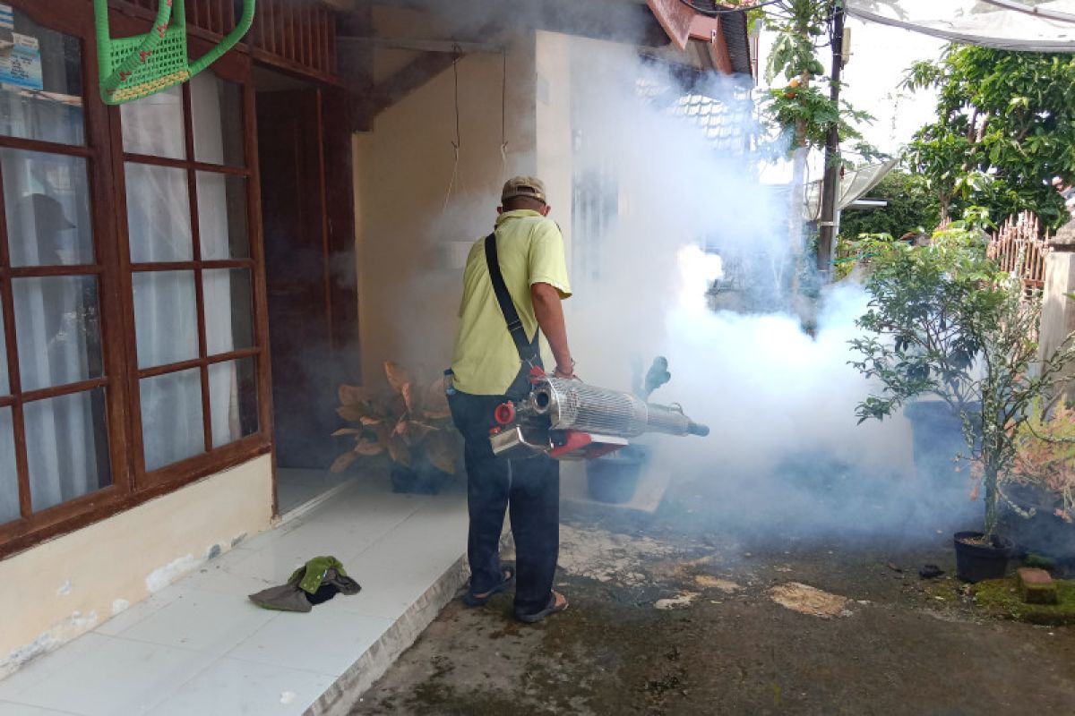 Antisipasi DBD, Dinkes Agam fogging 900 rumah di Perumahan Talago (Video)