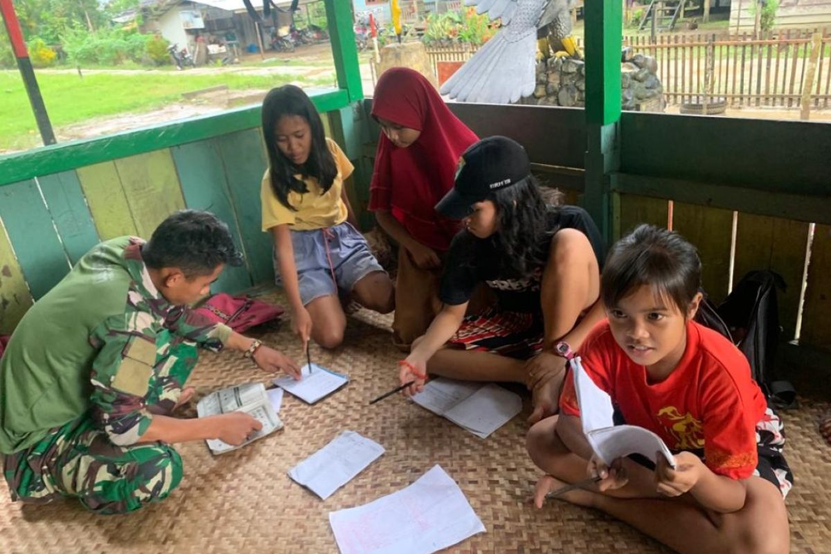 Satgas Pamtas RI - Malaysia beri bimbingan belajar anak Desa Nanga Bayan