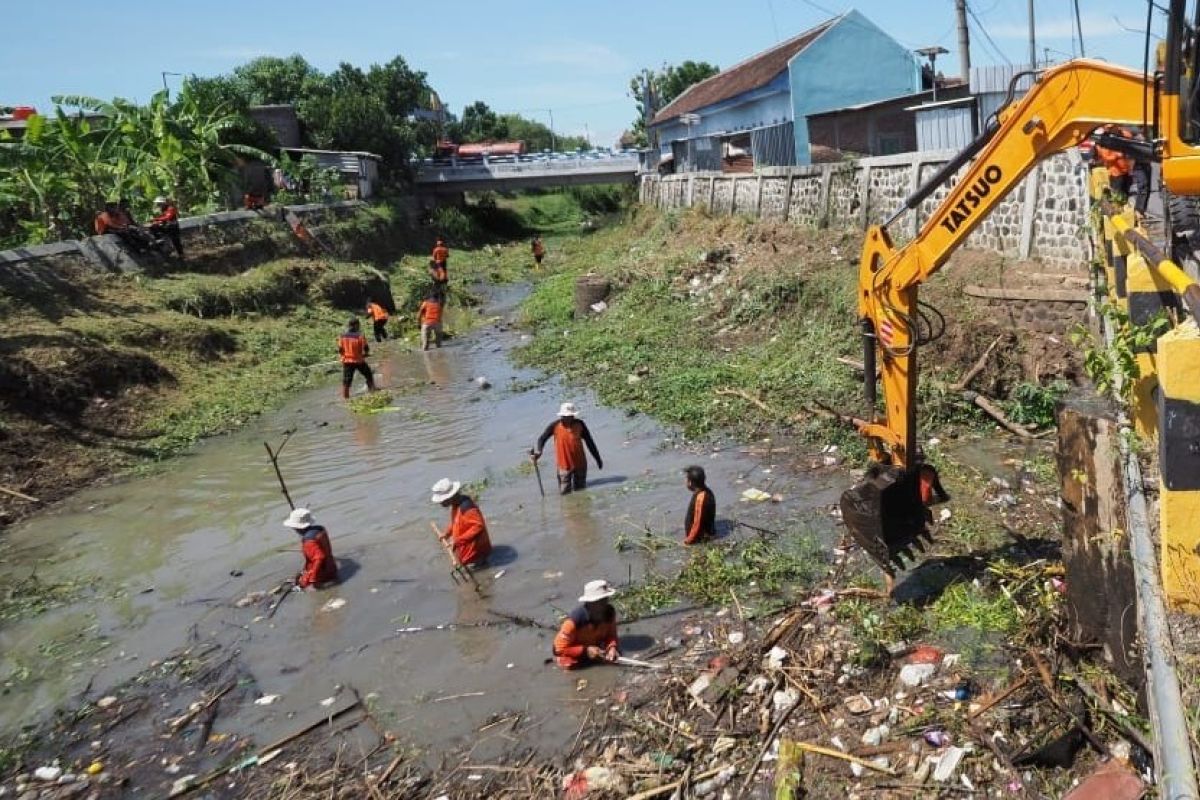 DPUPR dan BPBD Kota Madiun bersihkan sampah sungai antisipasi banjir
