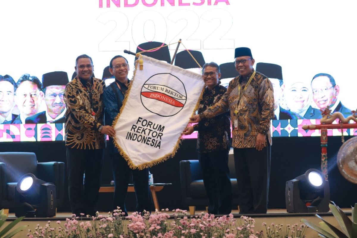 Rektor Unair dikukuhkan sebagai ketua Forum Rektor Indonesia periode 2022-2023