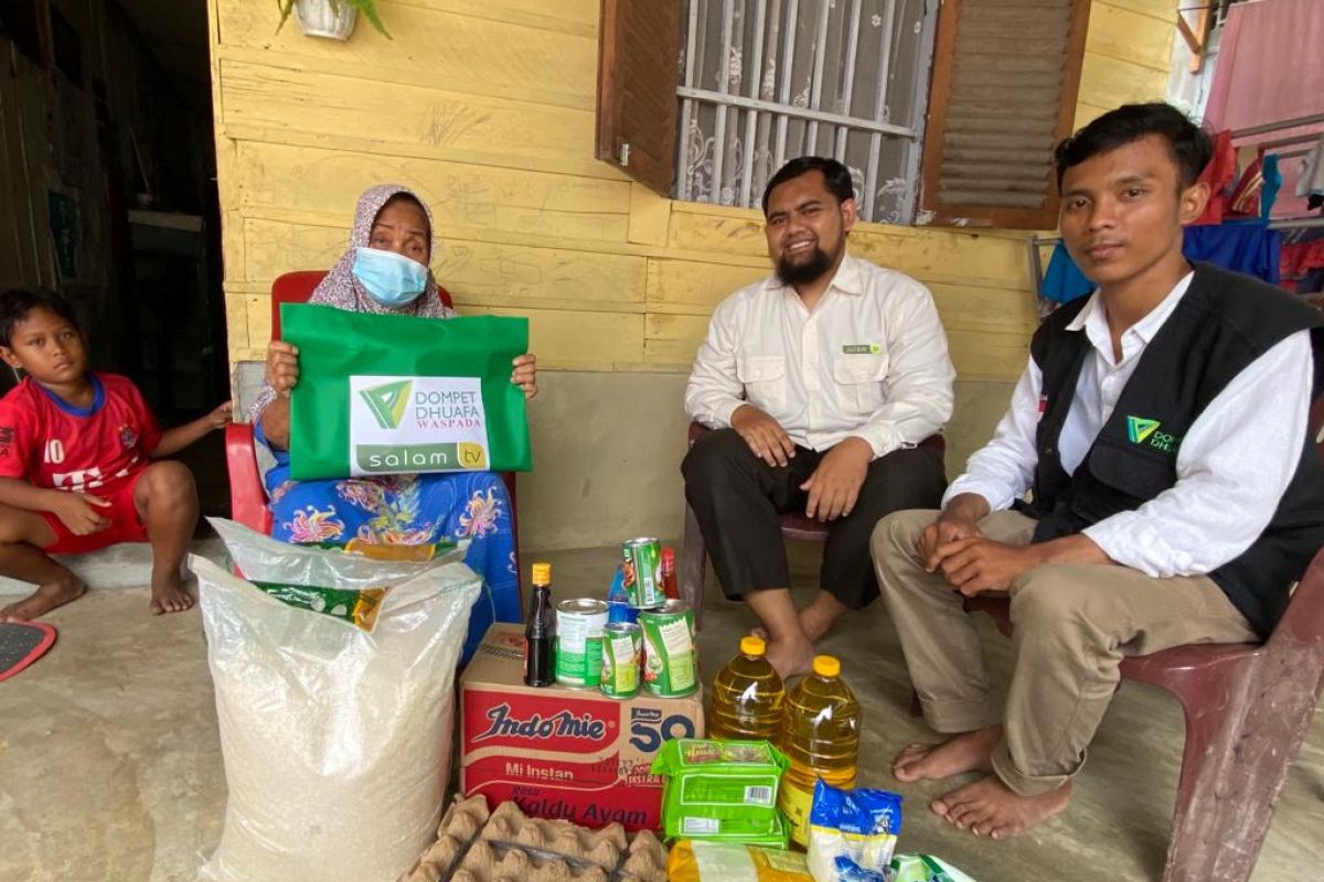 Nenek Sudarti terima sembako program Ketuk Pintu Mustahik Dompet Dhuafa Waspada