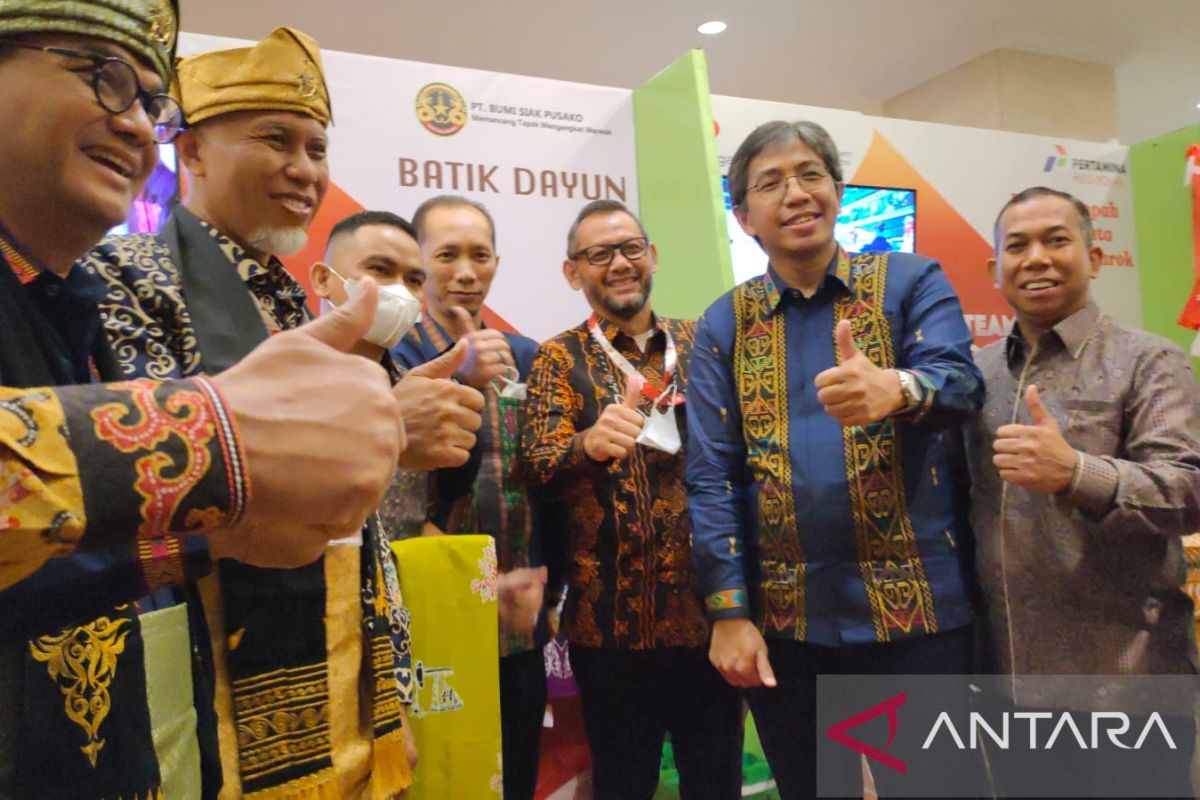 Bupati Siak dan UMKM Batik Dayun terima penghargaan dari SKK Migas