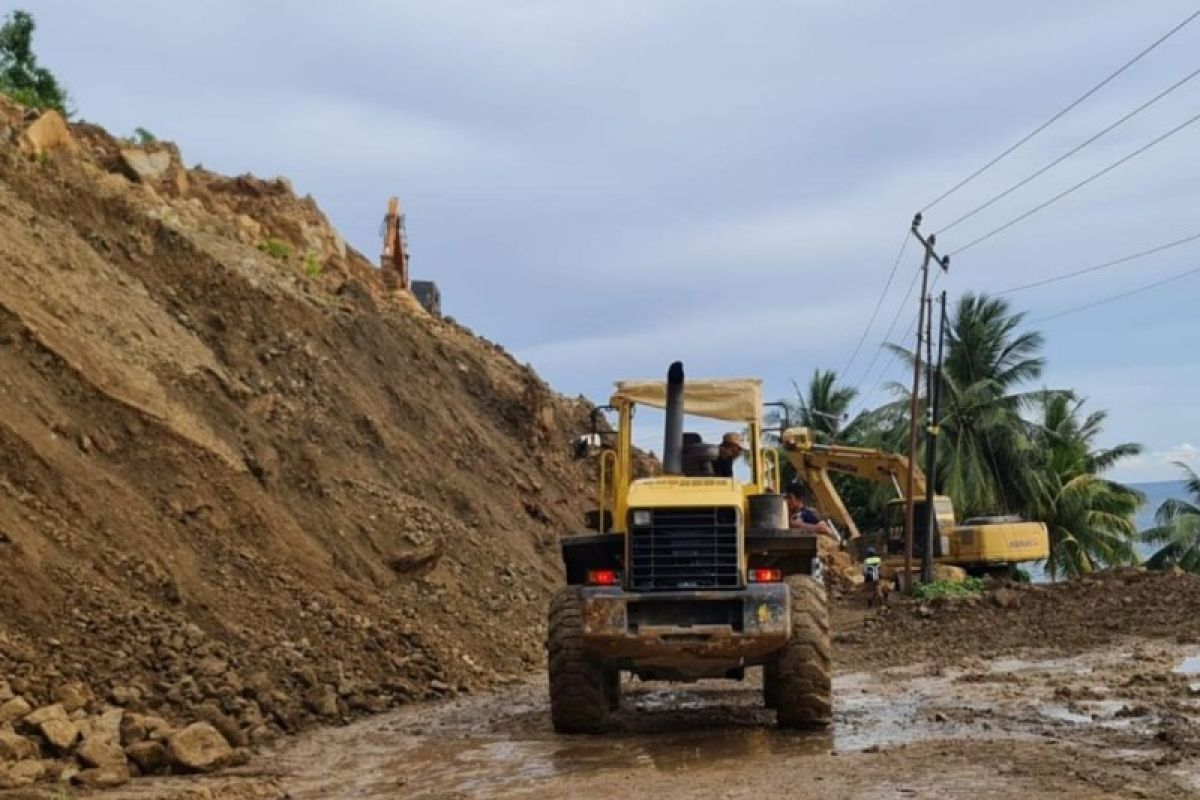 Kementerian PUPR buka jalan Trans Sulawesi Majene-Mamuju pascalongsor