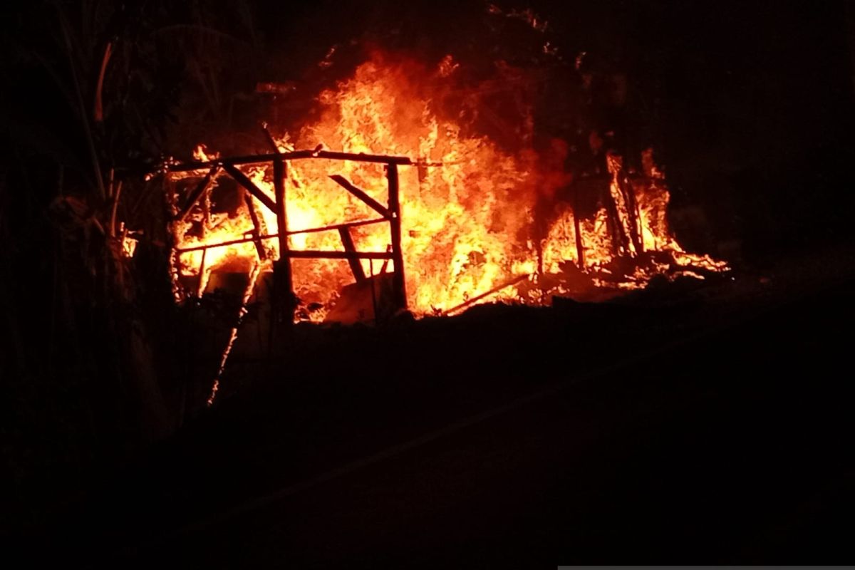 Rumah penjaga kuburan hangus terbakar
