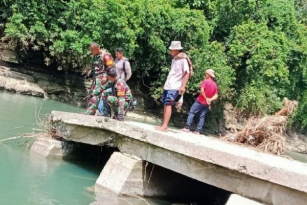 Jembatan Desa Kalumammang  Polewali Mandar rusak akibat banjir